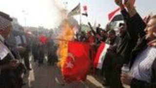 عراقی‌های خشمگین پرچم ترکیه را آتش زدند