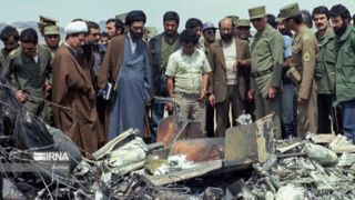 تصاویری از بازدید آیت‌الله خامنه‌ای، مرحوم رفسنجانی و شهید چمران از محل حادثه صحرای طبس  