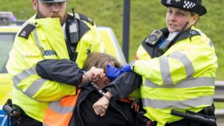 حمایت دولت انگلیس از سختگیری پلیس علیه معترضان
