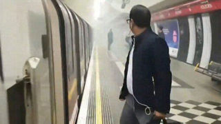 وحشت در متروی لندن | لحظه شکستن شیشه ها و خروج مسافران را ببینید
