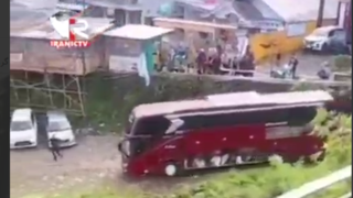 سقوط یک اتوبوس توریستی در منطقه اندونزی به داخل یک رودخانه