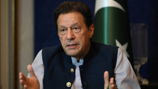 پلیس پاکستان به دنبال تفتیش خانه نخست‌وزیر سابق / عمران خان: ارتش با من مشکل دارد  