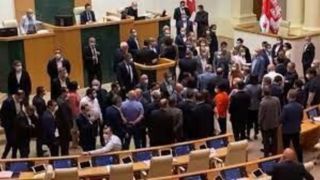 کتک کاری عجیب اعضای پارلمان گرجستان درباره روسیه!