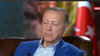 خواب کوتاهِ «اردوغان» حین مصاحبه زنده!
