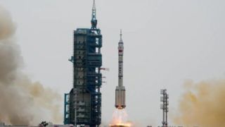 چین اولین فضانورد غیرنظامی خود را به فضا فرستاد