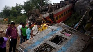 برخورد شدید و مرگبار دو قطار مسافربری در هند