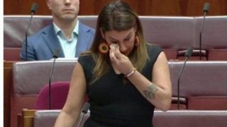 اشک‌های جنجالی نماینده زن پارلمان استرالیا 