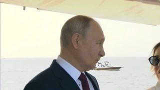 تذکر پوتین به یک زن هنگام پخش سرود ملی روسیه 