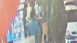 تصاویر حمله به یک زن چادری و کتک زدن او توسط زن دیگر