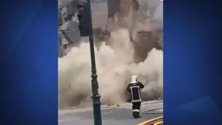 ریزش ساختمان به آتش کشیده شده توسط معترضان فرانسوی