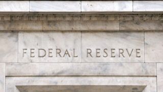 هشدار فدرال رزرو درباره خروج بیش از نیم تریلیون دلار از بانک‌های آمریکا
