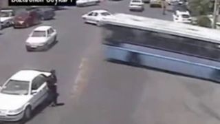 ویدئویی از تصادف اتوبوس با چندین خودرو در تبریز