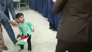 پسربچه‌ بازیگوشی که خودش را زودتر از رئیس‌جمهور به سکو رساند