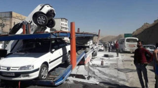 اولین تصاویر از واژگونی تریلی حامل خودروهای صفر در آذربایجان شرقی