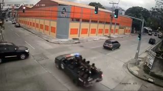 برخورد خودروی شاسی بلند با ماشین پلیس 