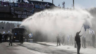 حمله پلیس رژیم صهیونیستی به معترضان با ماشین‌های آب‌پاش