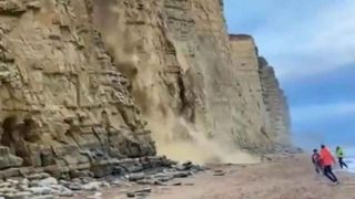 ریزش صخره‌ها از ارتفاع ۴۵ متری در سواحل انگلیس