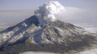 لحظه هولناک فعالیت بزرگترین آتشفشان در پرو