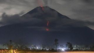  لحظه فوران آتشفشان در اندونزی 
