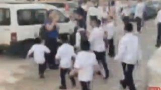 حمله به گردشگران توسط کودکان صهیونسیتی | بزرگترها تشویق کردند!