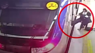 ماجرای دختر نوجوانی که در متروی تهران بیهوش شد/ انتشار فیلم لحظه بیهوش شدن 