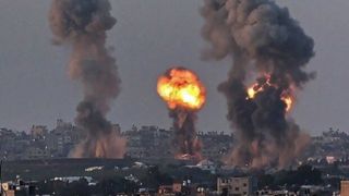 لحظه بمباران غزه توسط ارتش رژیم صهیونیستی