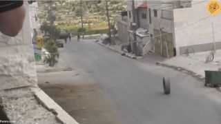 لاستیک فلسطینی‌ها سرباز اسرائیلی را زمین زد!