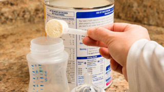 جنجال در برنامه زنده تلویزیون بر سر واردات شیر خشک با ۳ برابر قیمت!