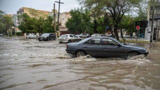اولین تصاویر از بارش شدید باران در جزیره قشم | خیابان‌ها را آب گرفت