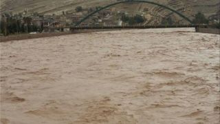 سیل راه ‌۴۰ روستای پلدختر را قطع کرد/ احتمال طغیان رودخانه سیمره 