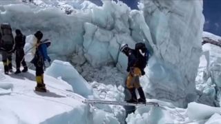 قدم زدن روی آبشار‌های یخ زده قله اورست