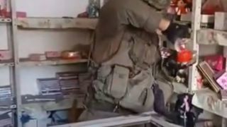 تخریب اموال یک فروشگاه توسط سرباز صهیونیست