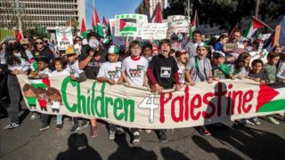 گاردین: جنگ غزه جوانان آمریکا را علیه بایدن شورانده است