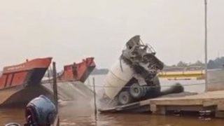 غرق شدن میکسر بتن هنگام انتقال روی قایق
