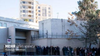 ساعت‌ها انتظار پشت دیوار چین؛ علت صف‌های طولانی کنار سفارت چیست؟