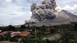 تصاویری دیدنی از فوران گدازه‌های آتشفشان‌ بعد از یک سال