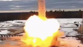لحظه شلیک موشک بالستیک فوق سنگین قاره پیمای روسیه