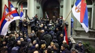 هزاران نفر در صربستان در اعتراض به نتیجه انتخابات به خیابان آمدند