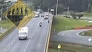 کامیونی که یک دوچرخه سوار را از روی پل به پایین انداخت 