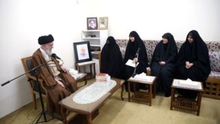 رهبر انقلاب در دیدار خانواده شهیدسلیمانی: باید خط تقویت جبهه مقاومت همچنان ادامه یابد