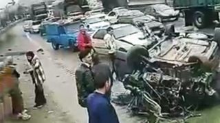 تصاویری از تصادف زنجیره‌ای  در ورودی مشهد | یک خودرو کاملا متلاشی شد