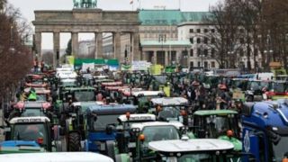 اعتصاب سراسری کشاورزان در آلمان | معترضان جاده‌ها را مسدود کردند