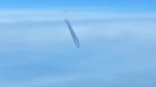 لحظه عبور دو هواپیما از کنار هم در آسمان