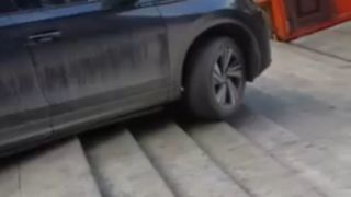 خودنمایی خودروی چینی در عبور از پله