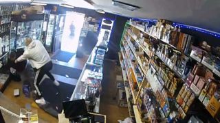 دستگیر کردن یک دزد در داخل مغازه