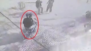 لحظه دستگیری دزد موتورسوار از زاویه دوربین مدار بسته