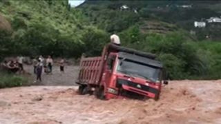 نجات راننده کامیون از سیلاب