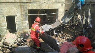 انفجار مواد محترقه و تخریب ساختمان قدیمی در جنوب بازار تهران/ یک فوتی و ۹ مصدوم تاکنون