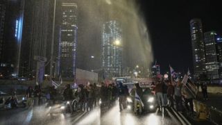 سرکوب تظاهرات در تل‎آویو با ماشین‌های آب‌پاش