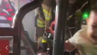 آتش‌سوزی در میدان ولیعصر(عج) تهران;نجات دوقلوهای ۶ ماهه توسط آتش‌نشانان